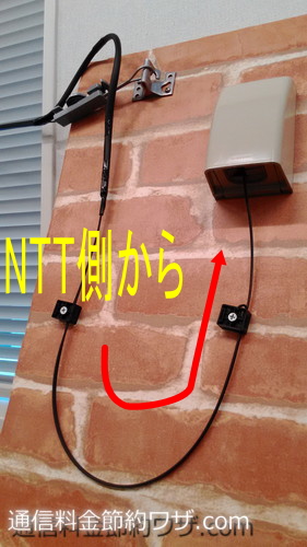 外壁の光キャビネットに、電柱から光ファイバー回線を引っ張ってきてつなげます。
