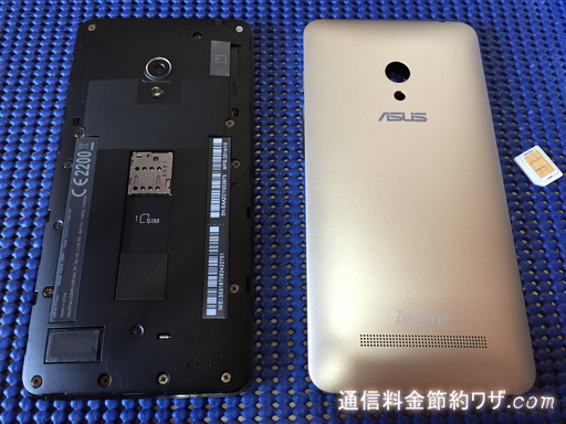 ZenFone 5 LTE ASUSにSIMカード挿入するために背面のカバーを外します。