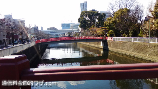 川には、朱色の橋がかかってますな。いい感じですぞ！歴史と文化の散歩道、東京品川旧東海道沿い