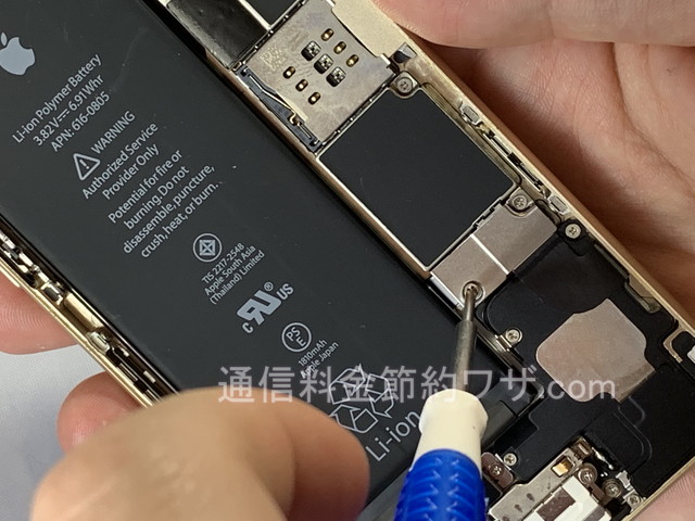 iPhoneのバッテリーコネクターの金属カバーを外す。